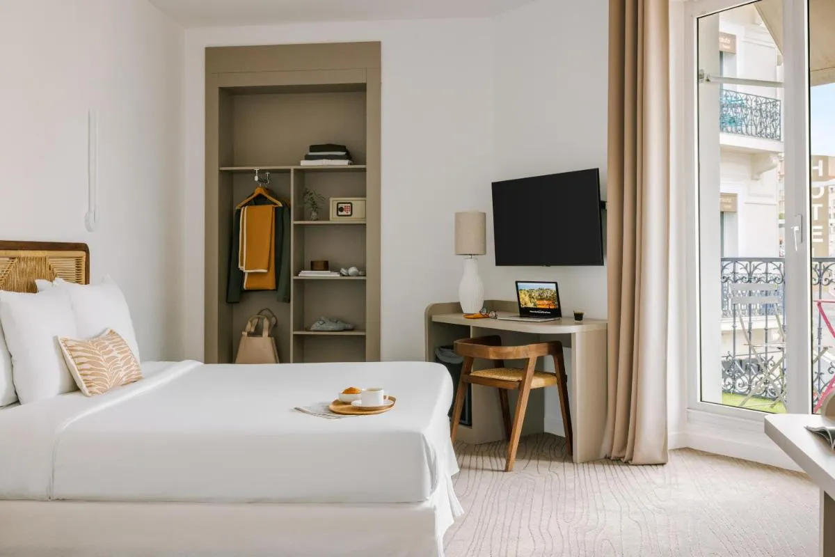 Image 2 of Yelo Lumière powered by Sonder