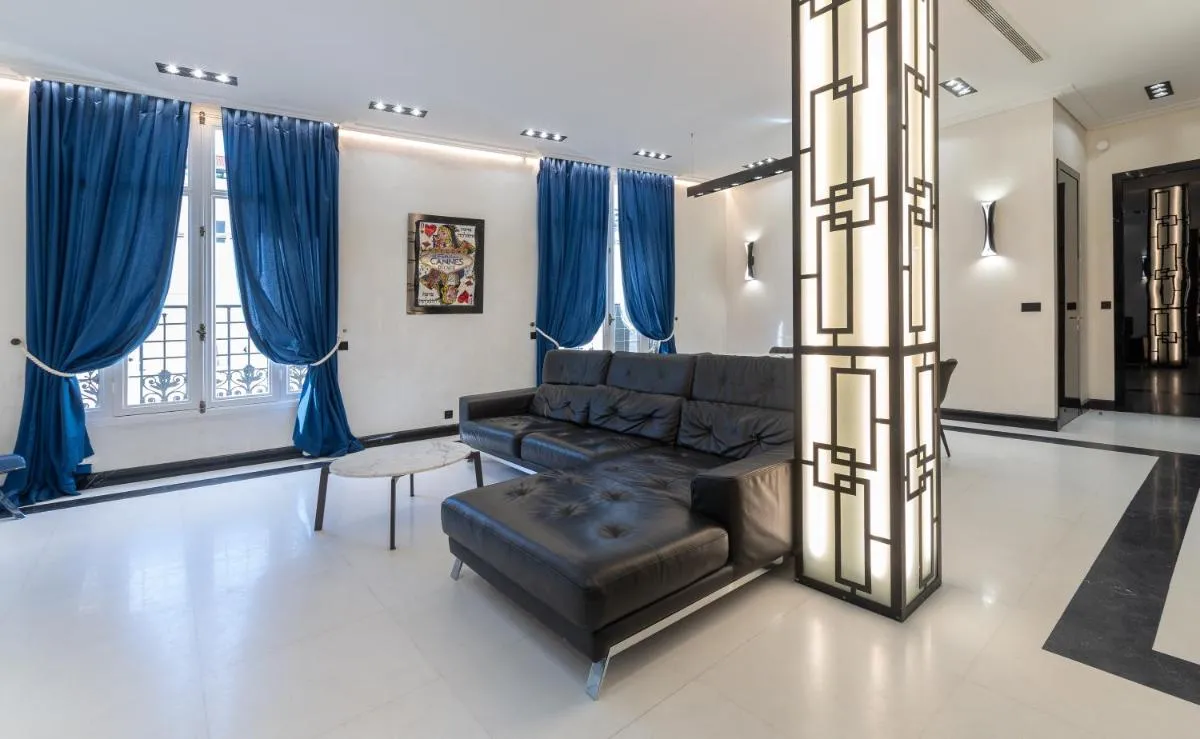 Image 3 of 110 m2 golden square, renovated, 20metres croisette, parking private