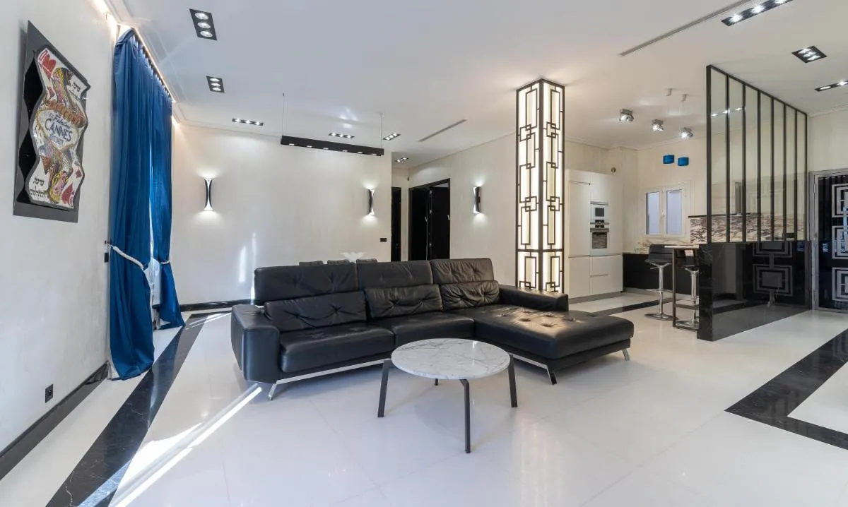 Image 6 of 110 m2 golden square, renovated, 20metres croisette, parking private