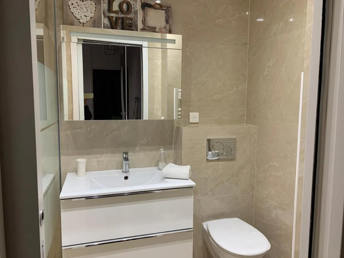 Image 6 of 2 pièces cannes centre