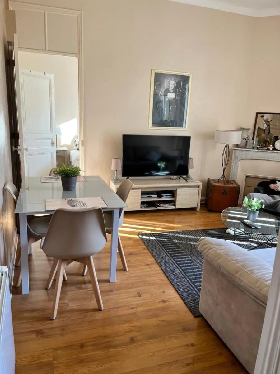 Image 4 of 2 pièces cannes centre