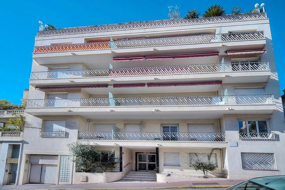 Image 5 of 2 pieces proche Carnot avec apercu mer A1B244