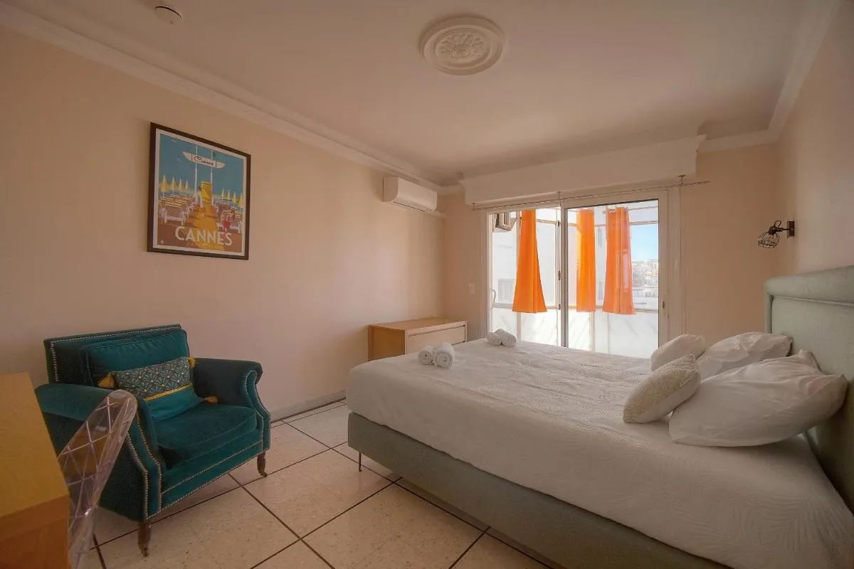 Image 6 of 2 pieces proche Carnot avec apercu mer A1B244