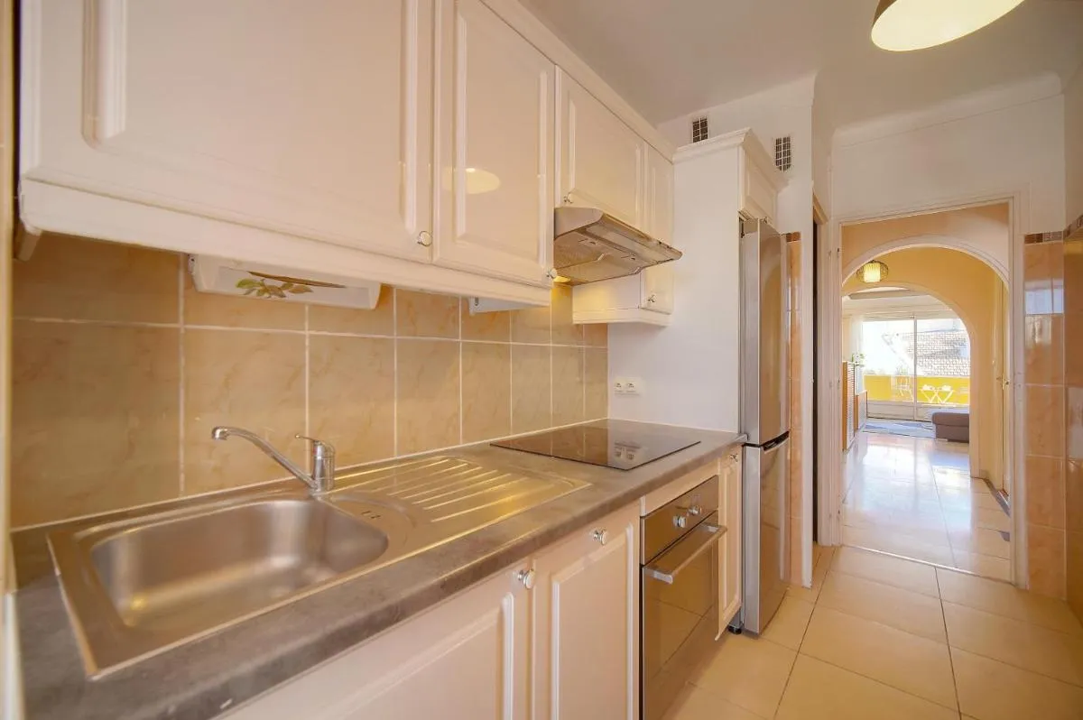 Image 3 of 2 pieces proche Carnot avec apercu mer A1B244