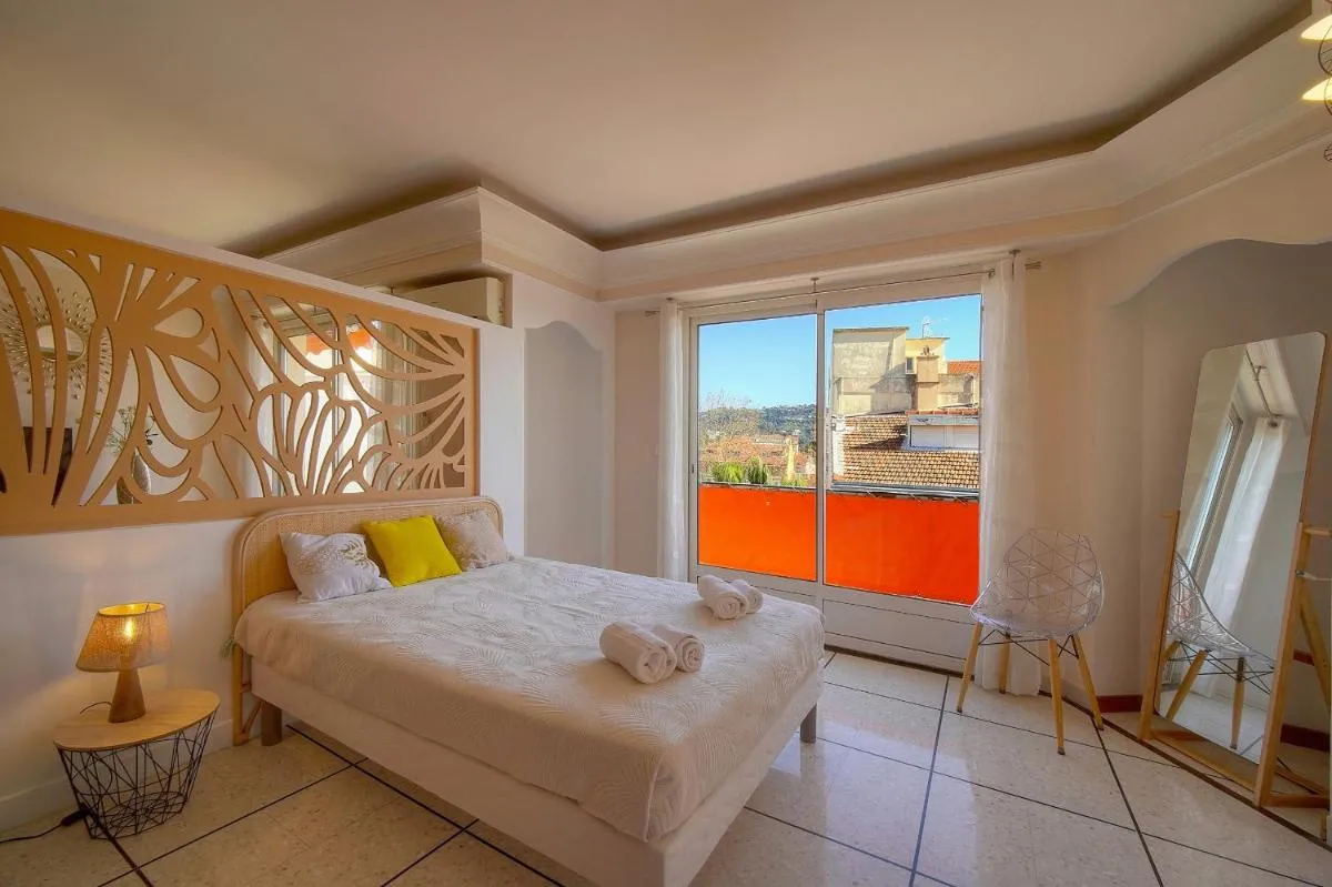 Image 1 of 2 pieces proche Carnot avec apercu mer A1B244