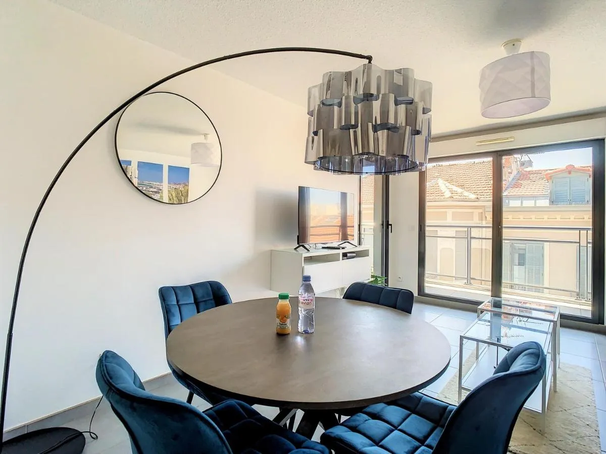 Image 5 of 2p Cannes centre-ville Terrasse