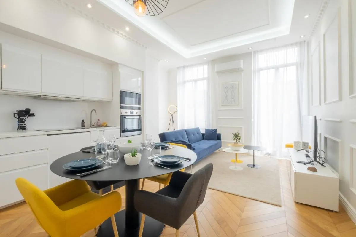 Image 3 of 3-Br Apartment in the heart of downtown