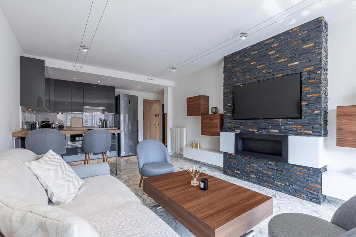 Image 1 of 3 High-End Rooms Central