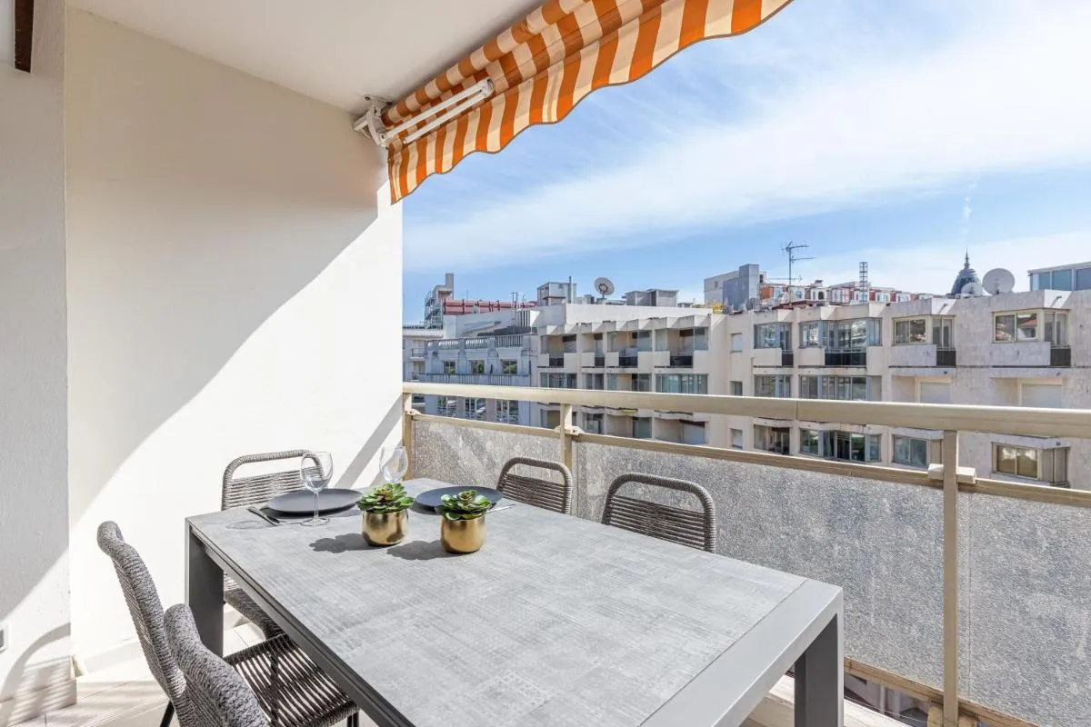 Image 4 of 3 High-End Rooms Central