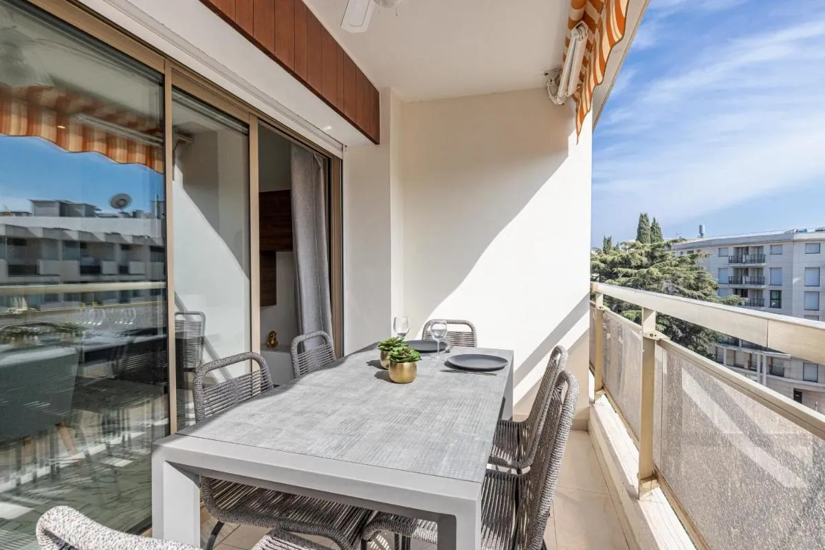 Image 5 of 3 High-End Rooms Central