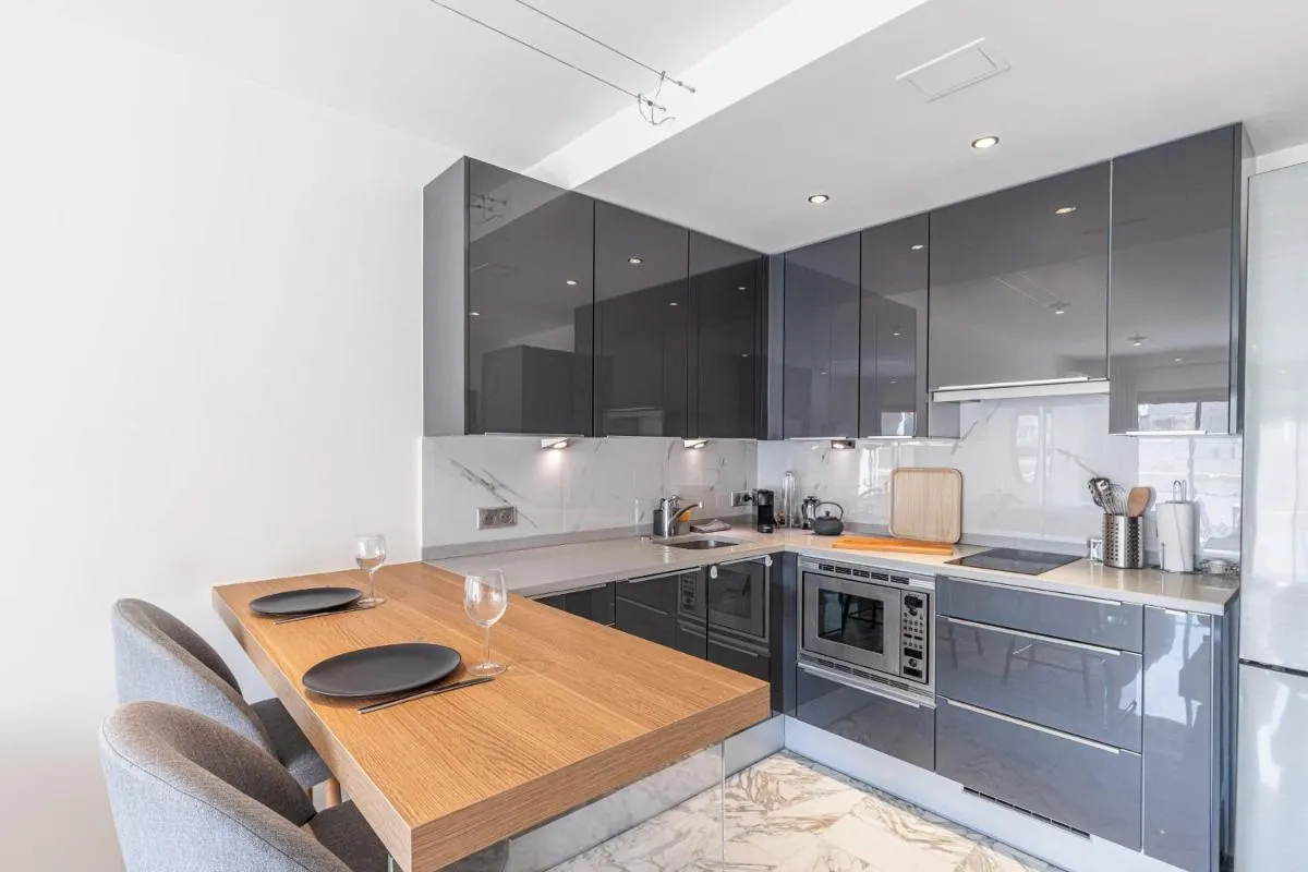 Image 6 of 3 High-End Rooms Central