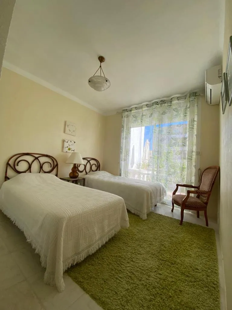 Image 2 of 3 Pièces avec grande terrasse