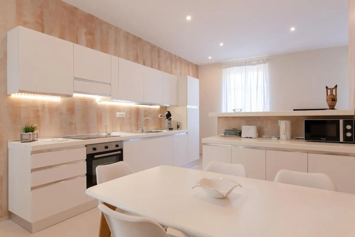 Image 3 of 3 ROOMS – DOWNTOWN CANNES – 2 MIN FROM PALAIS Festivals