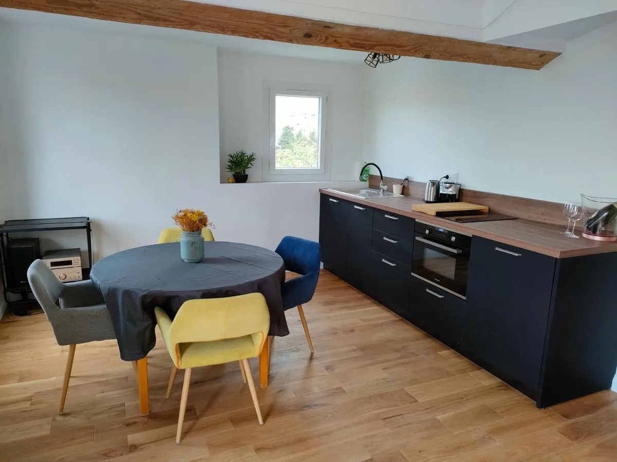 Image 2 of 3 rooms, 2 bathrooms, in a villa. Lightfull, quiet and charm