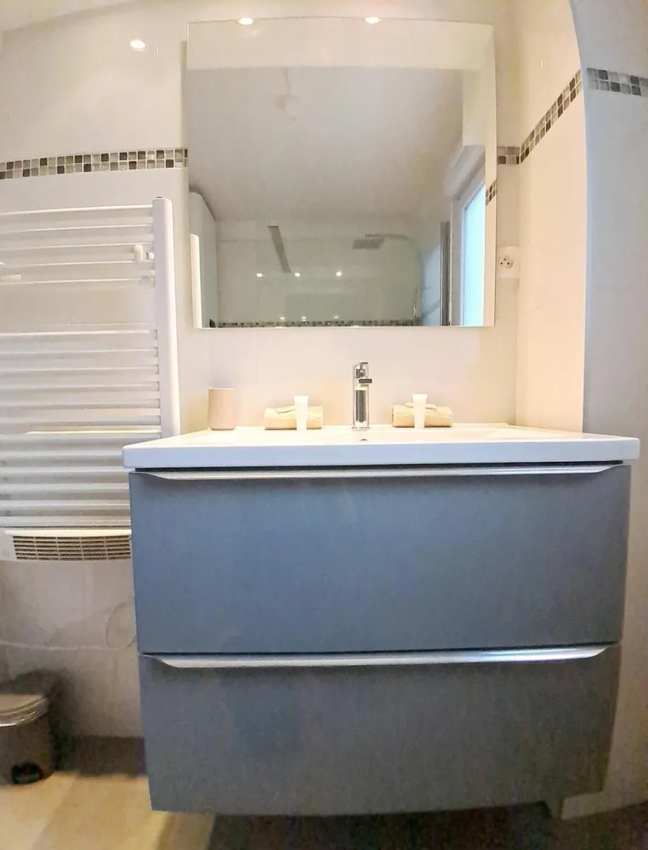 Image 6 of 4 – Person Apartment with Sea View terrace