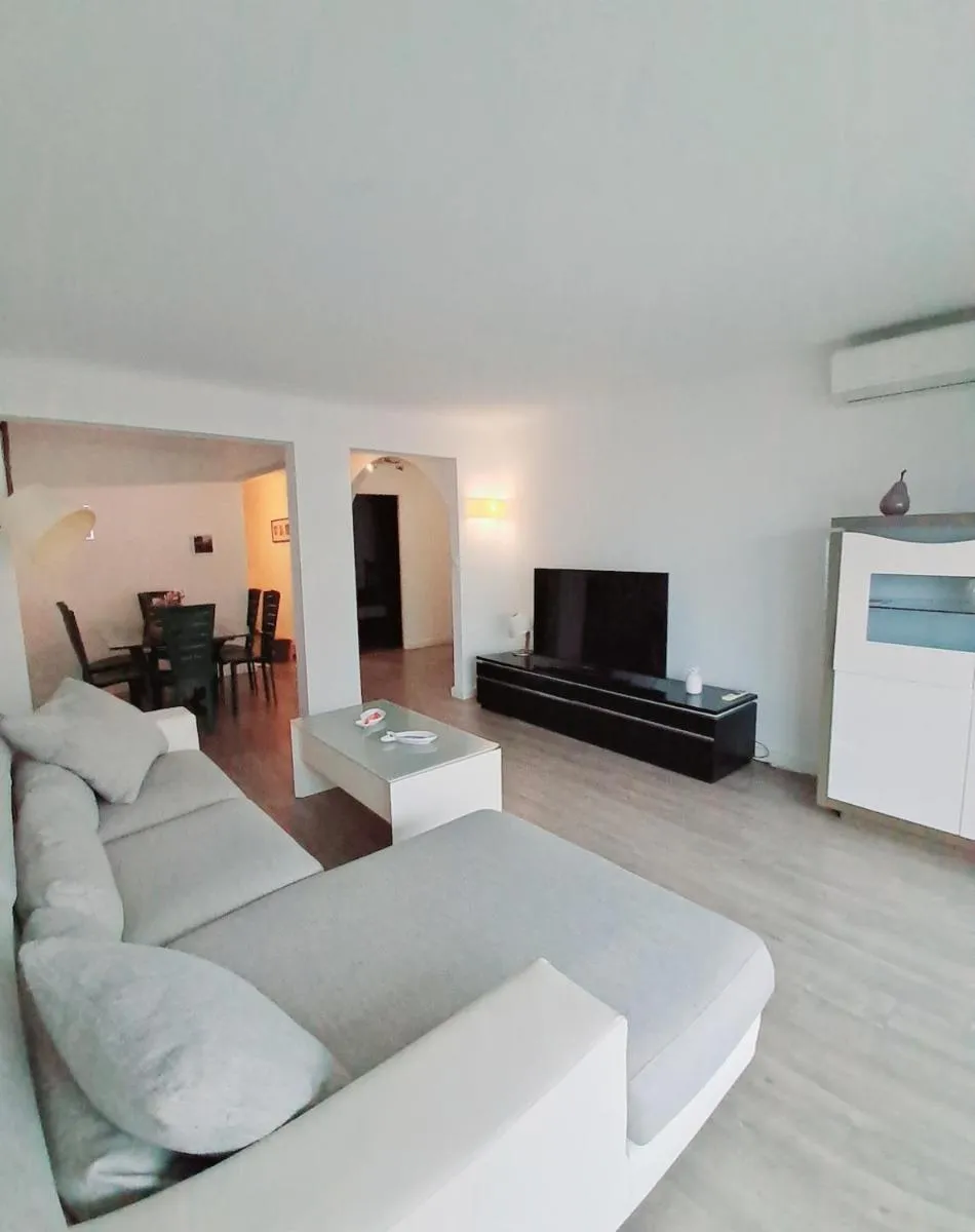 Image 4 of 4 – Person Apartment with Sea View terrace