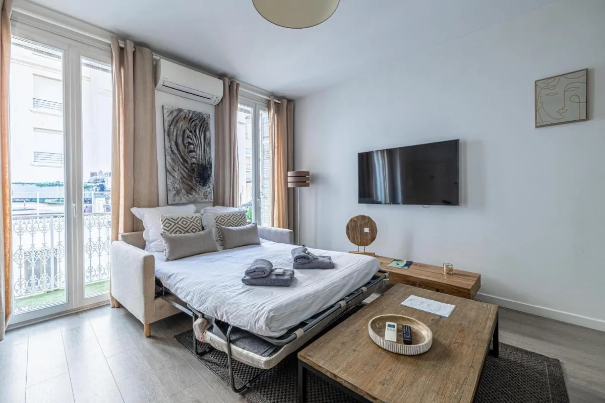 Image 4 of 64m2 face Majestic – 50m palais & plages