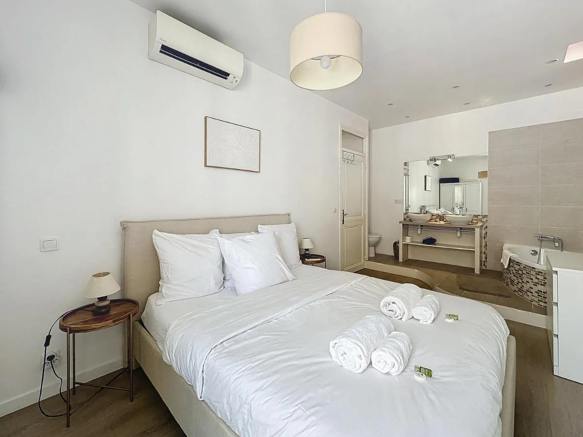 Image 1 of 64m2 face Majestic – 50m palais & plages