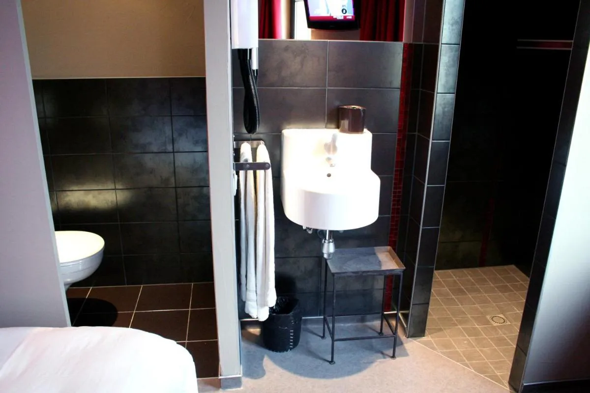 Image 2 of 7Art Hotel