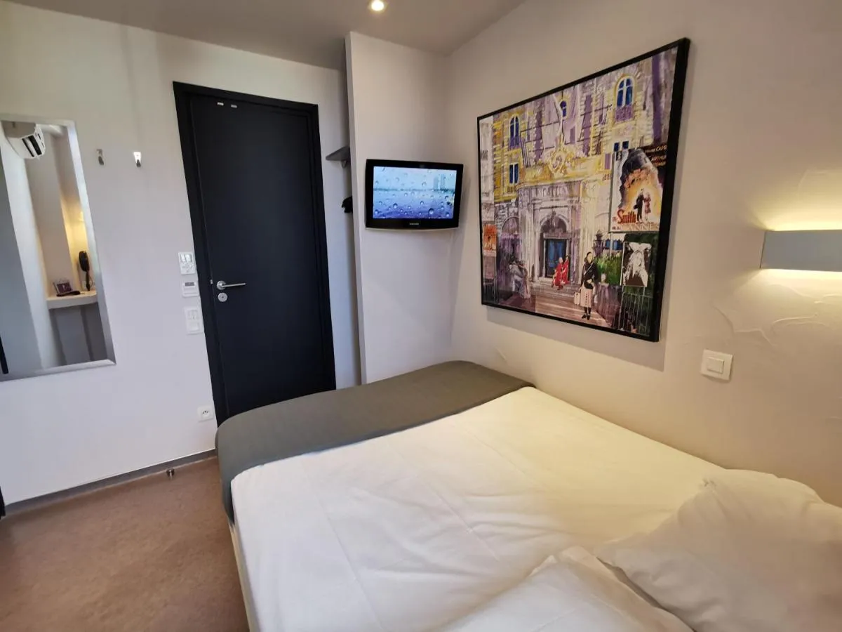 Image 6 of 7Art Hotel