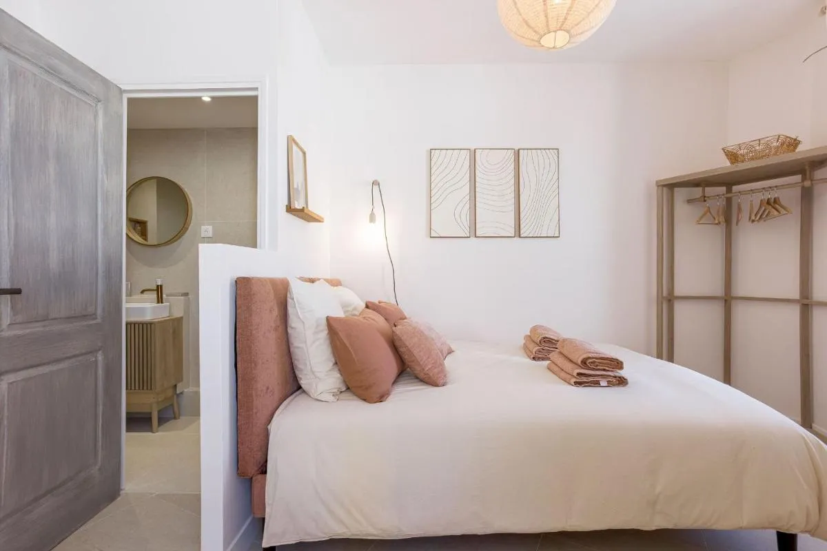 Image 6 of 8 Rue Du Marché Forville by Halldis