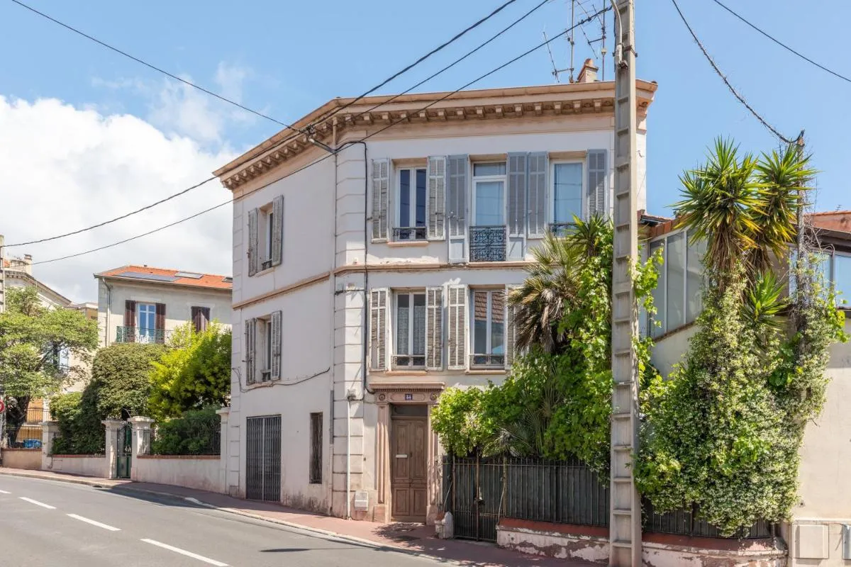 Image 5 of À 1km Plage du Midi et Palais des Festivals – Appartement Centre Cannes avec Cour Extérieur Privée