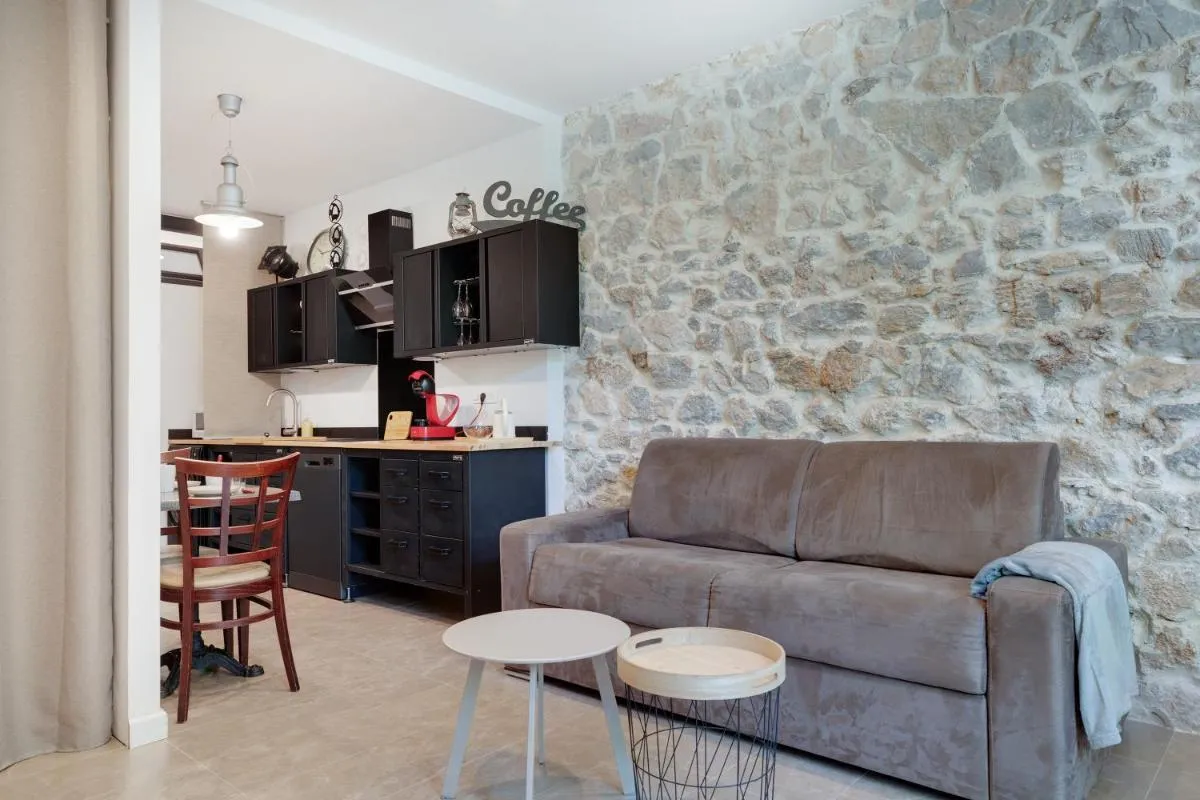 Image 3 of À 1km Plage du Midi et Palais des Festivals – Appartement Centre Cannes avec Cour Extérieur Privée