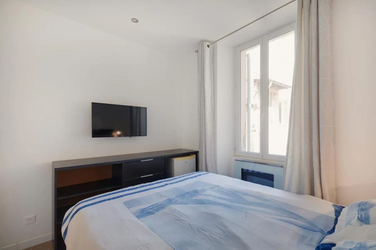 Image 6 of À 1km Plage du Midi et Palais des Festivals – Appartement Centre Cannes avec Cour Extérieur Privée