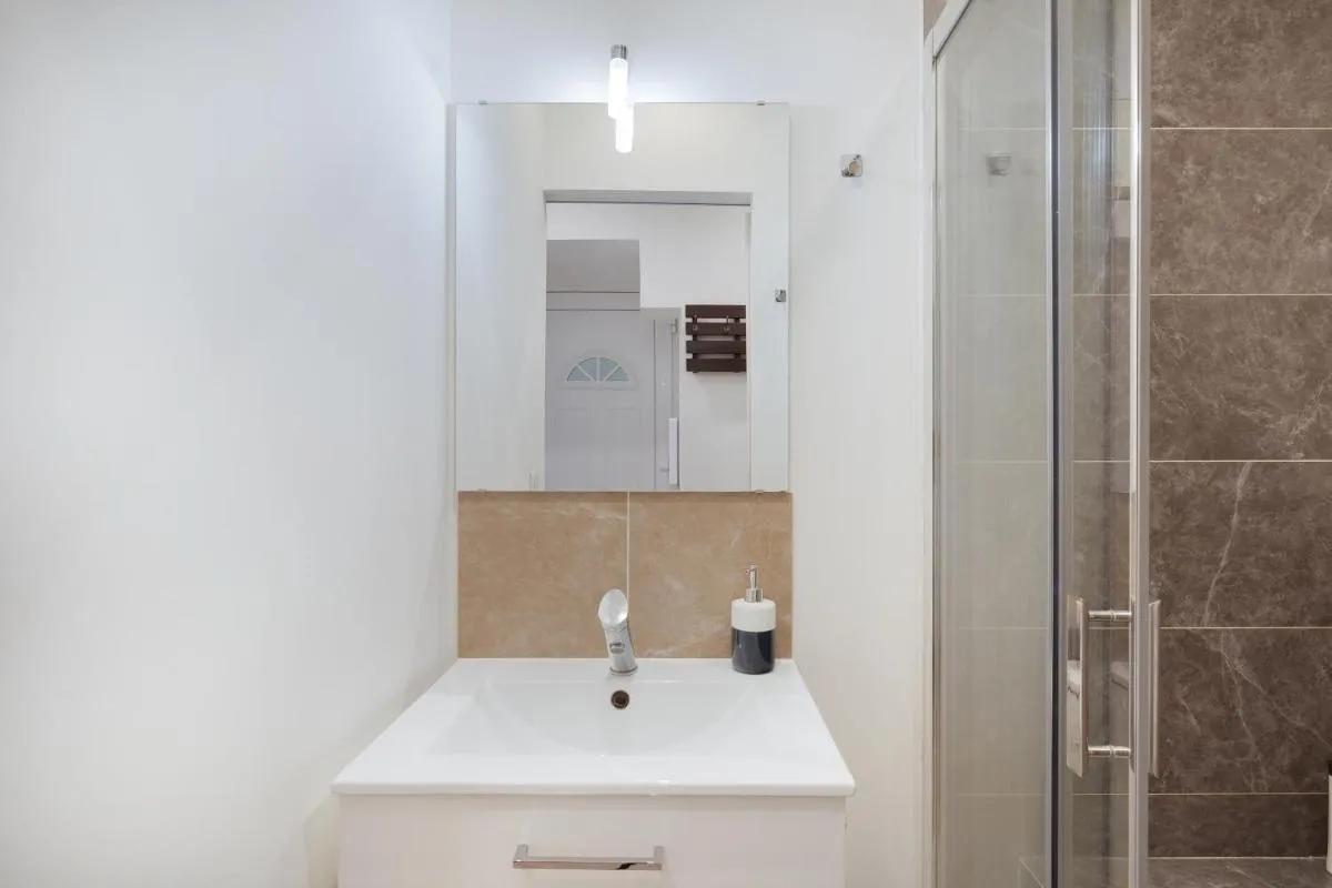 Image 2 of À 1km Plage du Midi et Palais des Festivals – Appartement Centre Cannes avec Cour Extérieur Privée