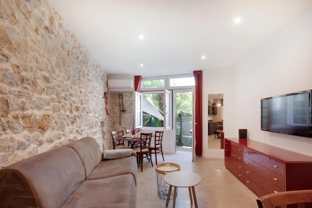 Image 4 of À 1km Plage du Midi et Palais des Festivals – Appartement Centre Cannes avec Cour Extérieur Privée