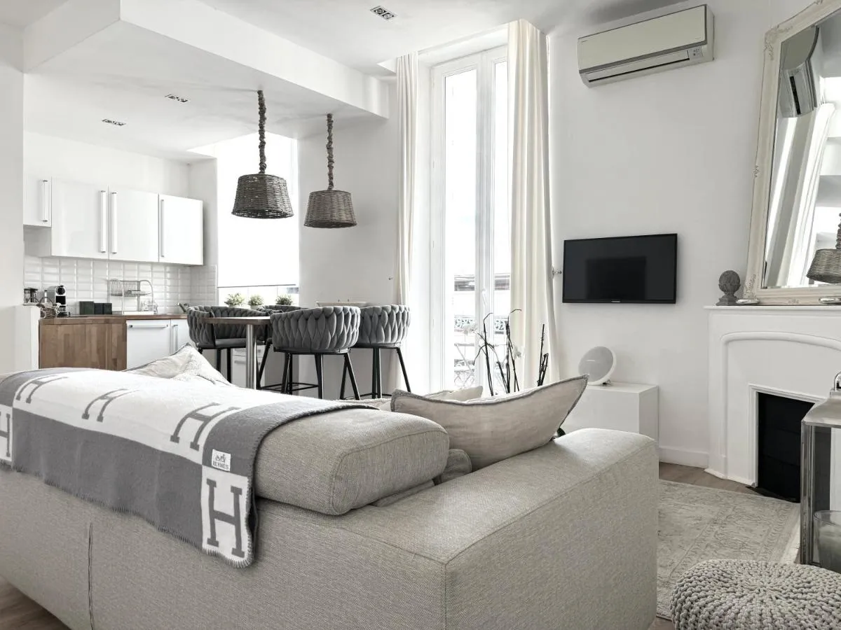 Image 4 of A 2 pas de la croisette