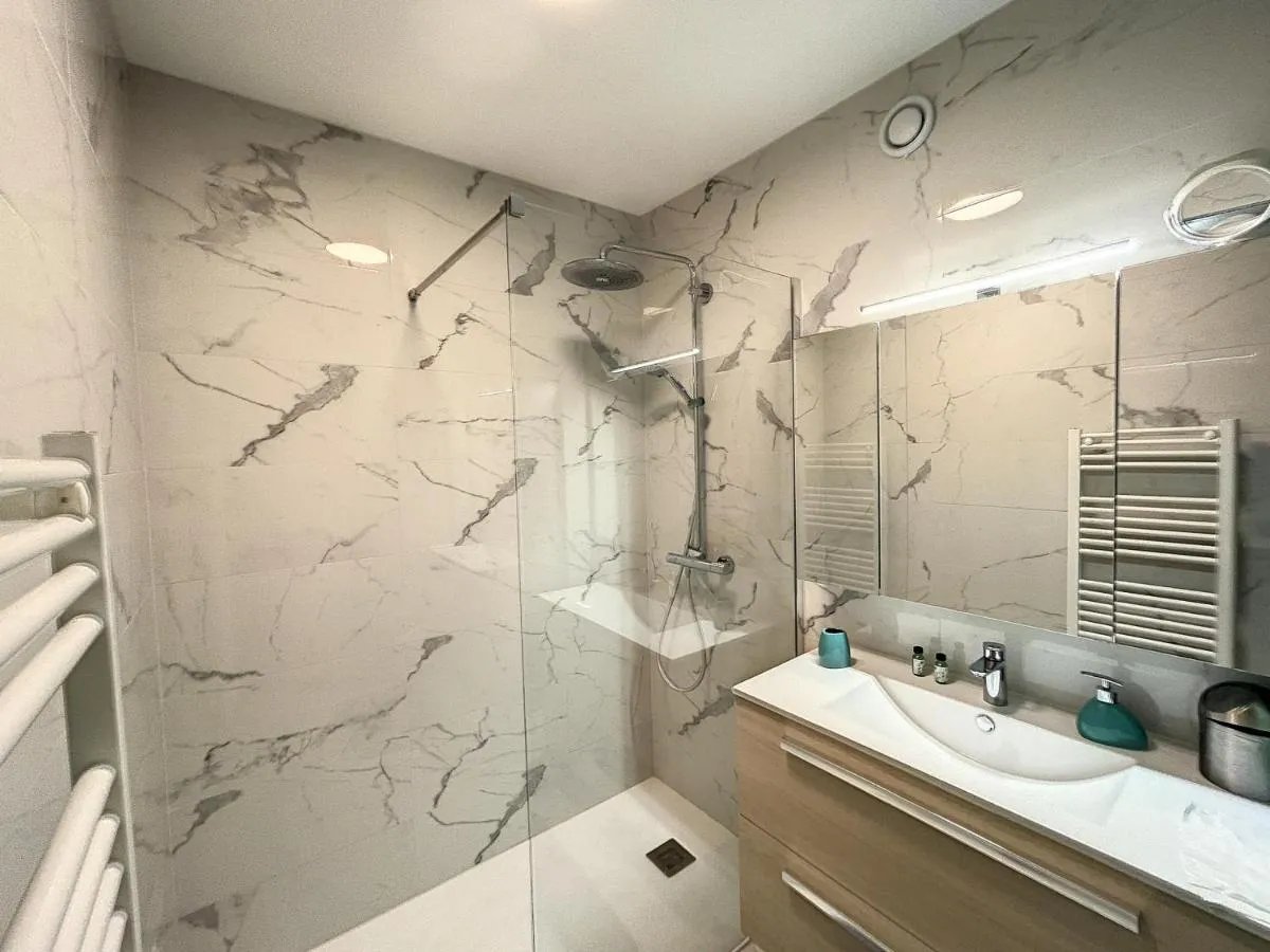 Image 2 of A 2 pas des plages du Midi, 261L DEPER