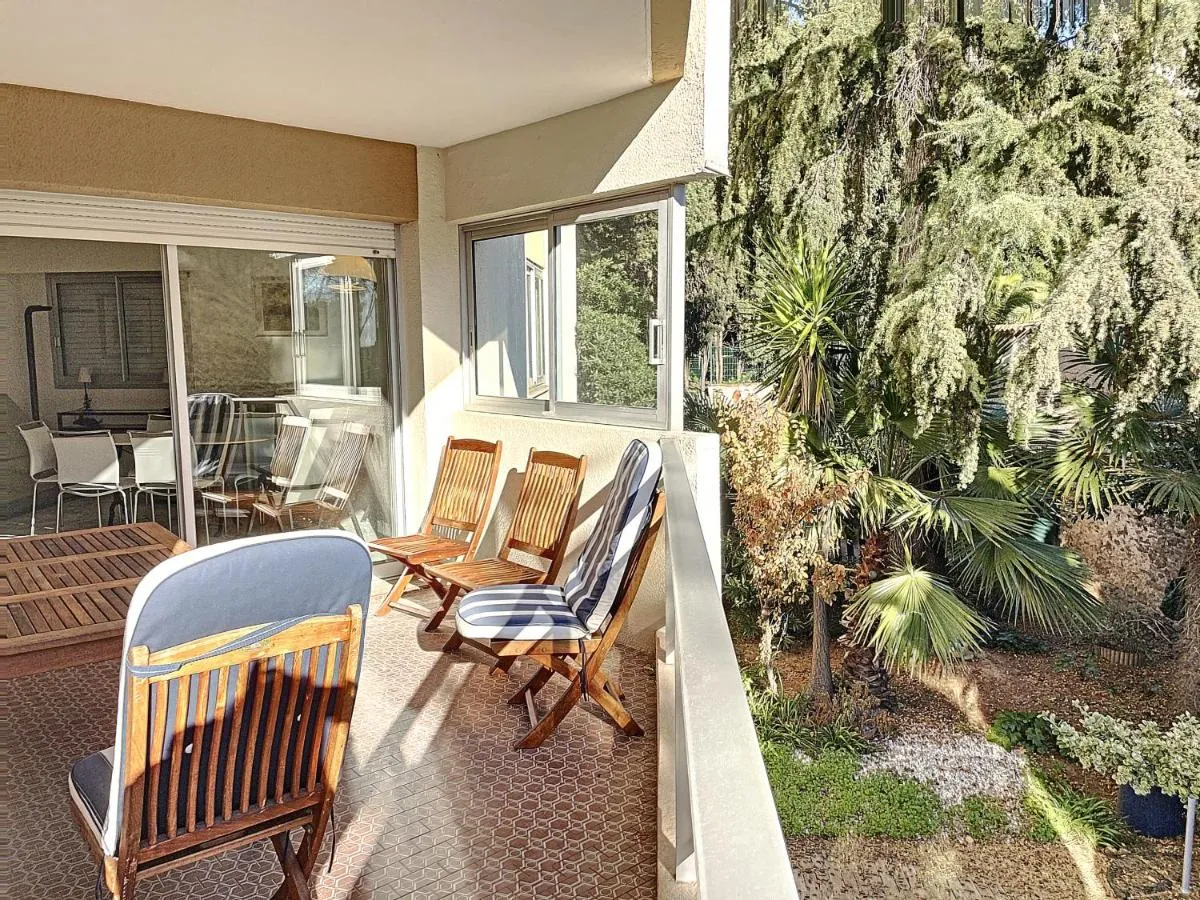 Image 2 of A deux pas des plages du Midi 305L