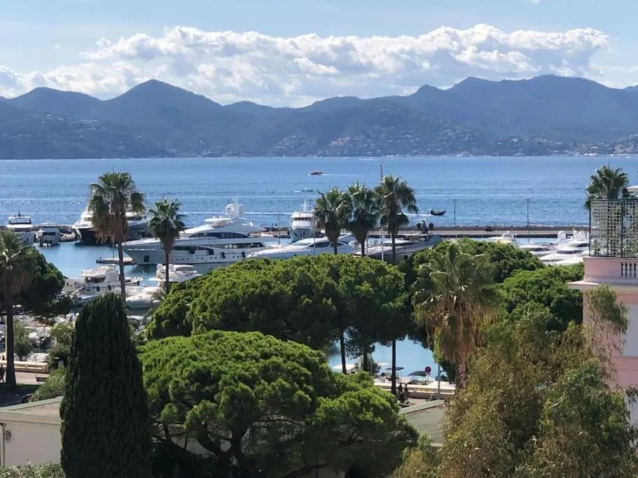 Image 4 of Amazing sea view, parking, easy beach access