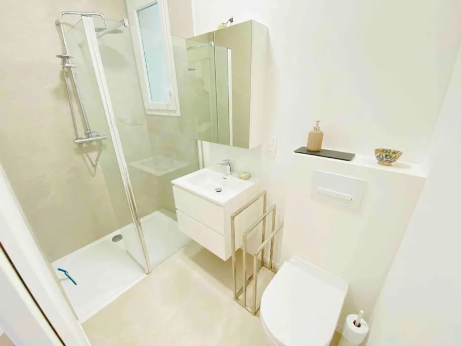 Image 5 of Amazing sea view, parking, easy beach access