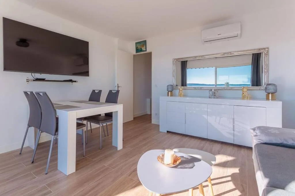 Image 3 of Apartment With Panoramic Sea View, Walk To The Beach – Maréchal Juin by Halldis