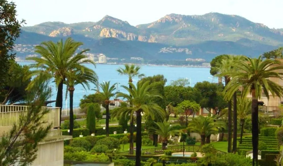 Image 2 of Appartement moderne à Cannes avec vue sur mer et montagne – 85 m²