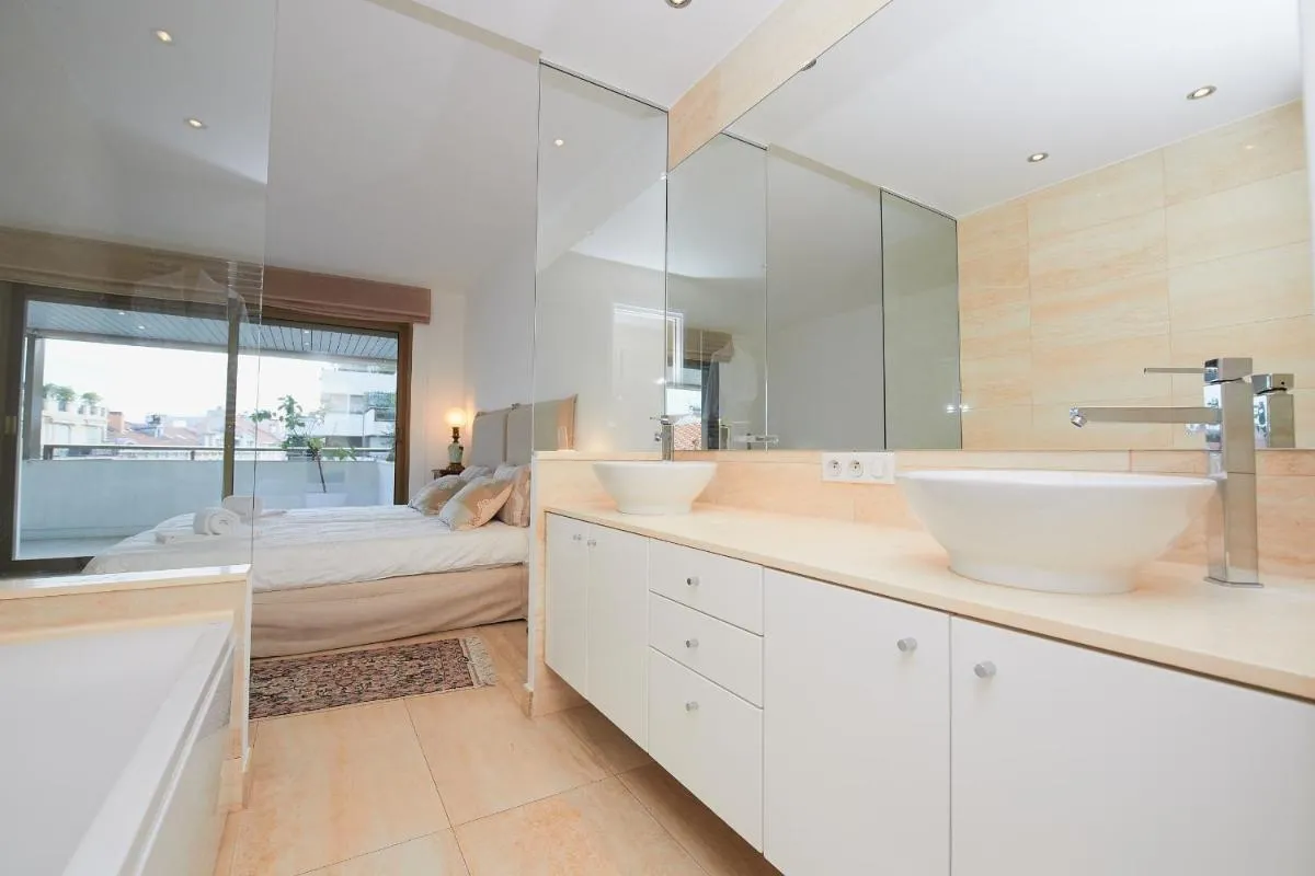 Image 2 of Appartement privé vue mer Cannes centre Gray d’Albion