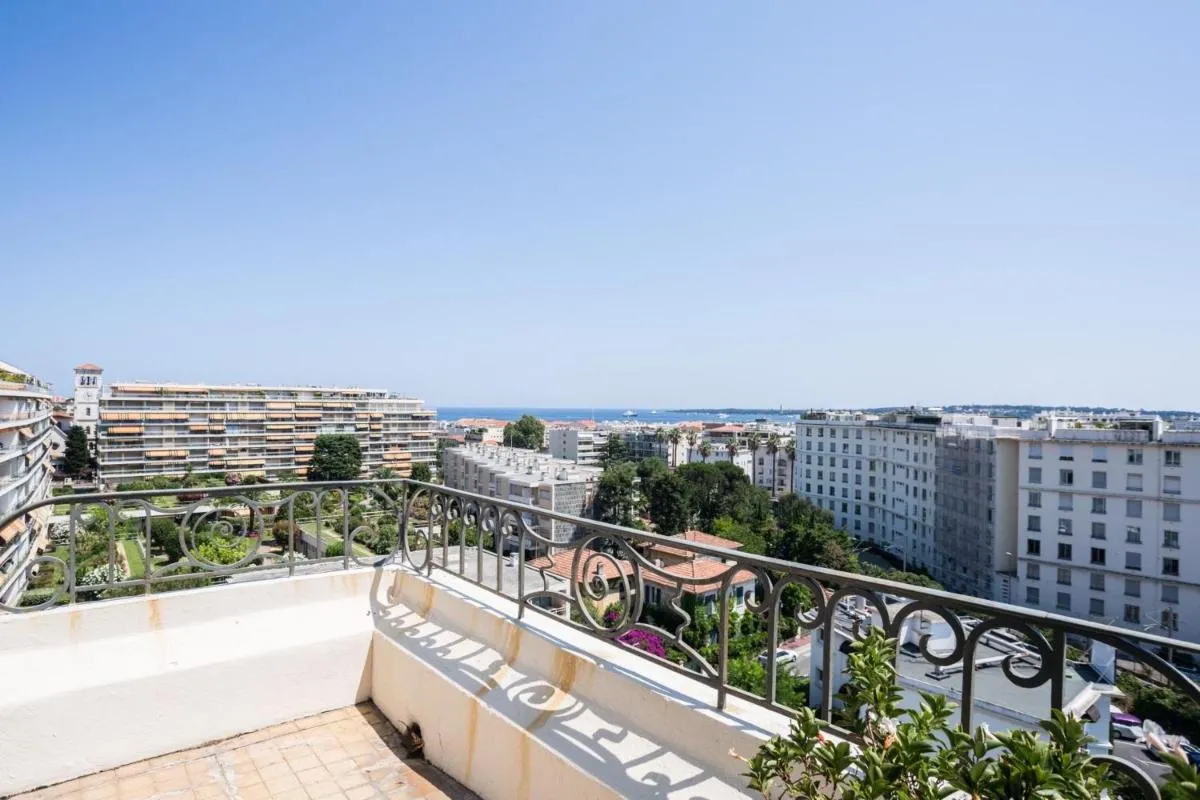 Image 5 of Art Deco Luxury Apartment with Breath Taking View on Cannes Bay by Olidesi