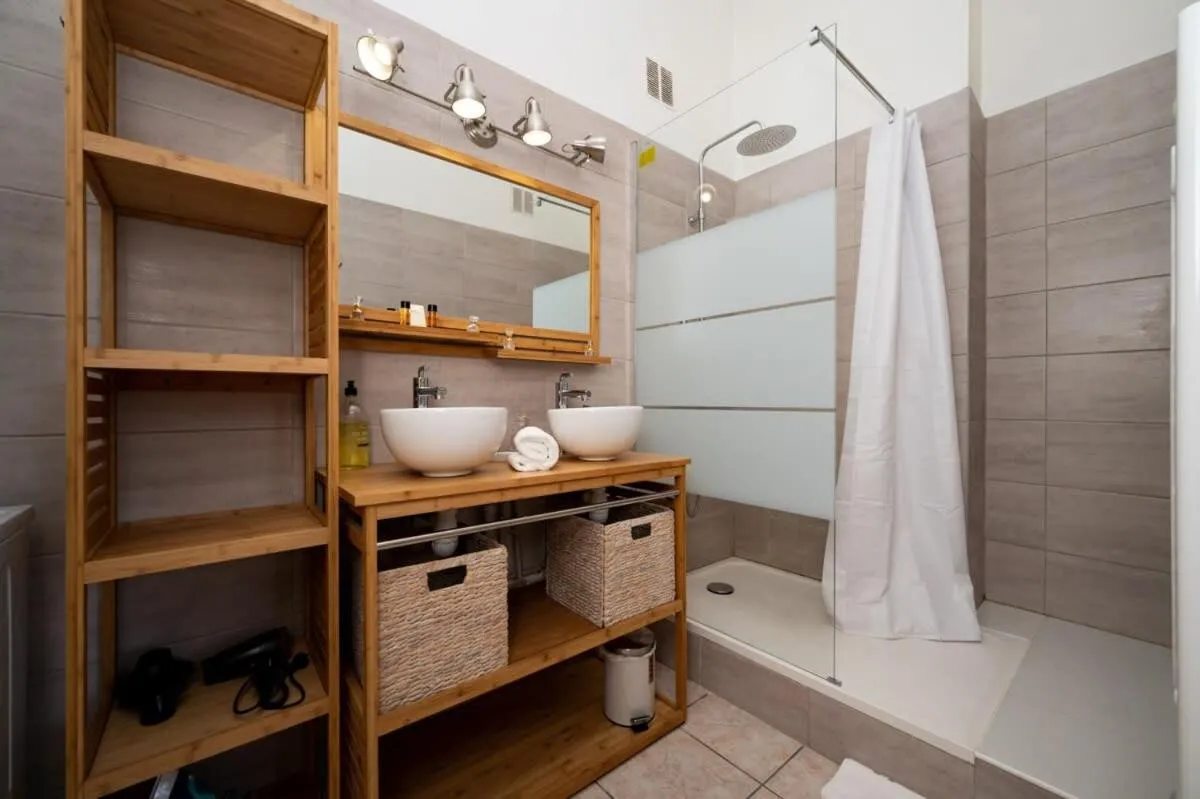 Image 2 of B027-Nice renovated apt near downtown – Cannes