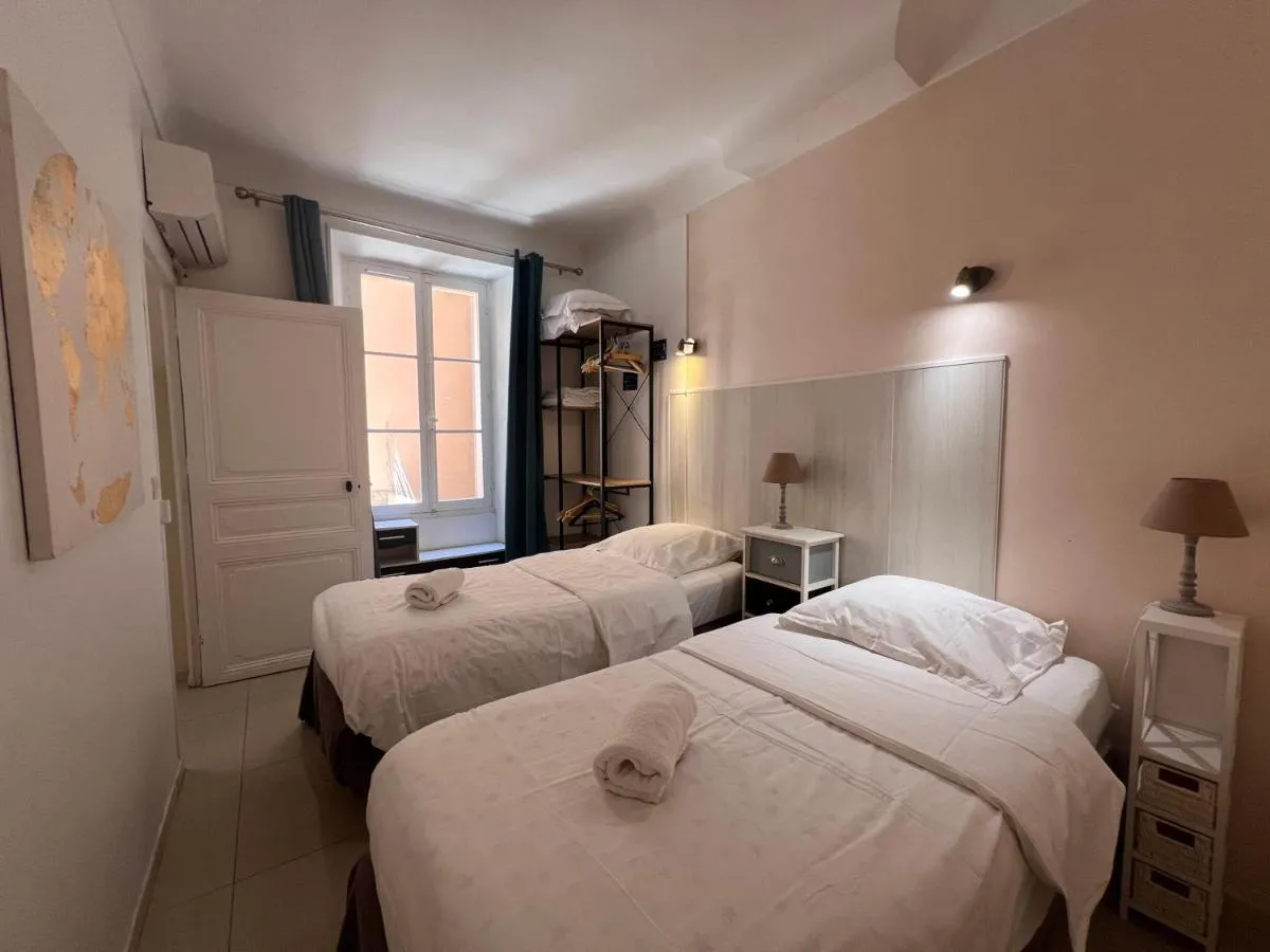 Image 1 of B031 2 chambres 6 personnes terrasse au centre historique