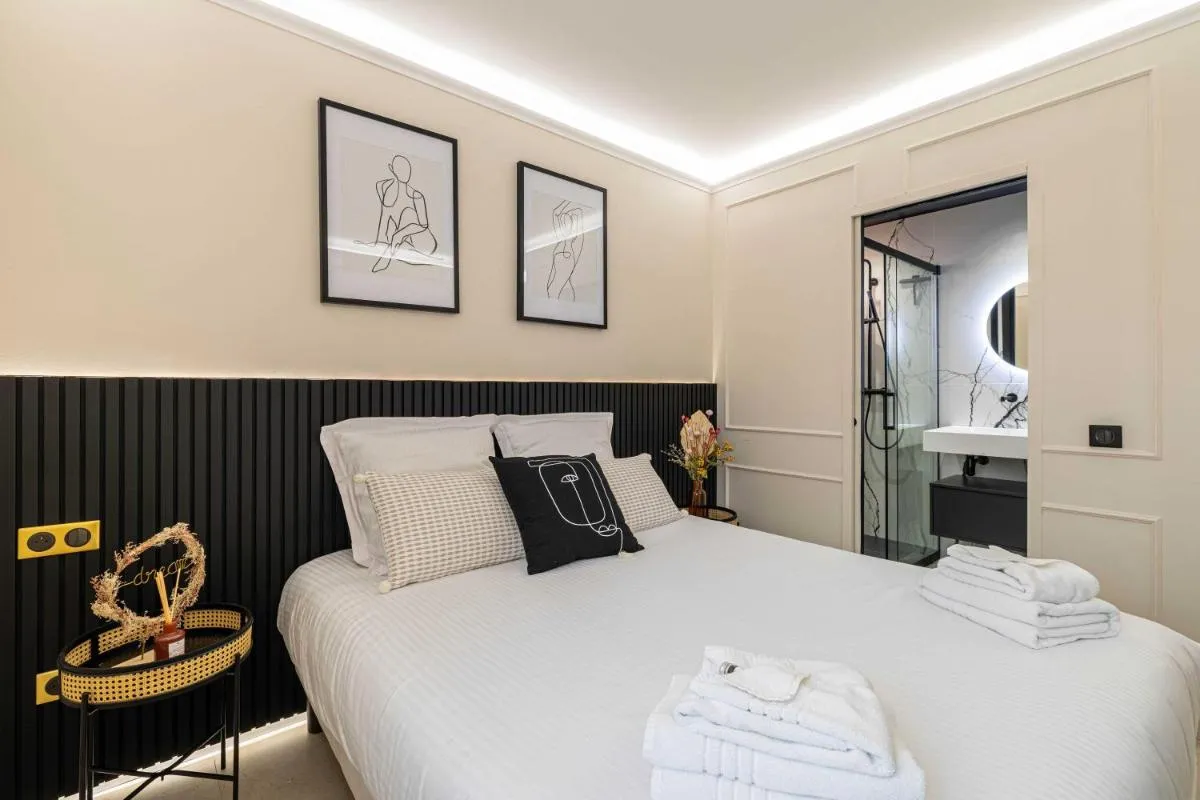 Image 6 of Beautiful Haussmannian apartment – South Balcony