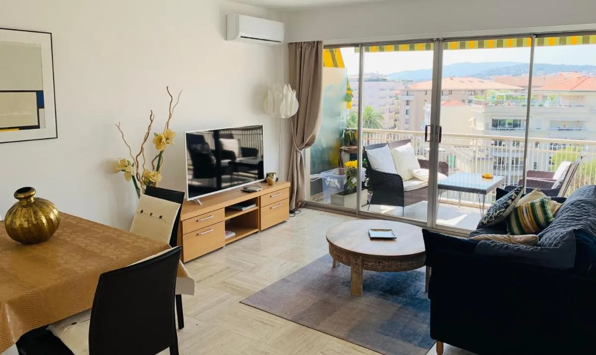 Image 1 of Belle terrasse près du Martinez et des plages!