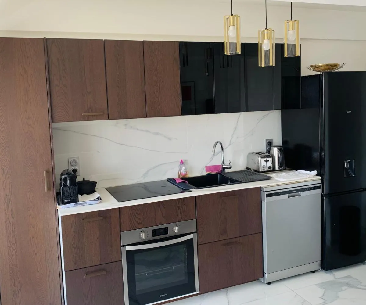 Image 2 of Belle terrasse près du Martinez et des plages!