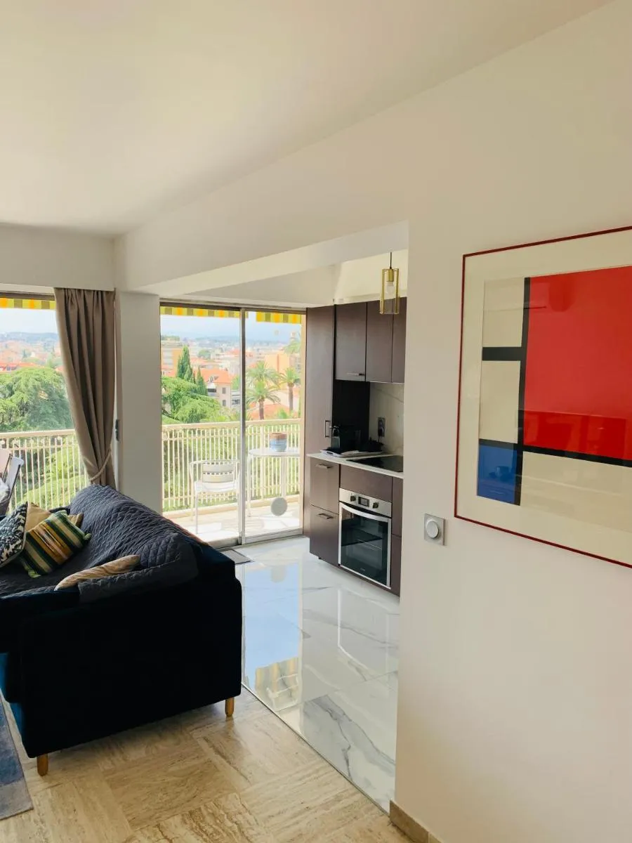 Image 6 of Belle terrasse près du Martinez et des plages!