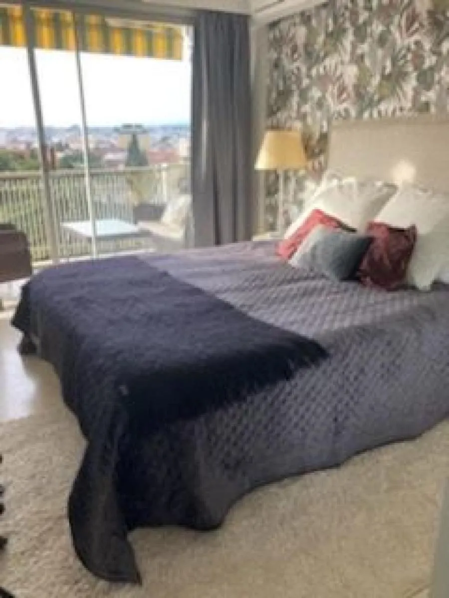 Image 4 of Belle terrasse près du Martinez et des plages!