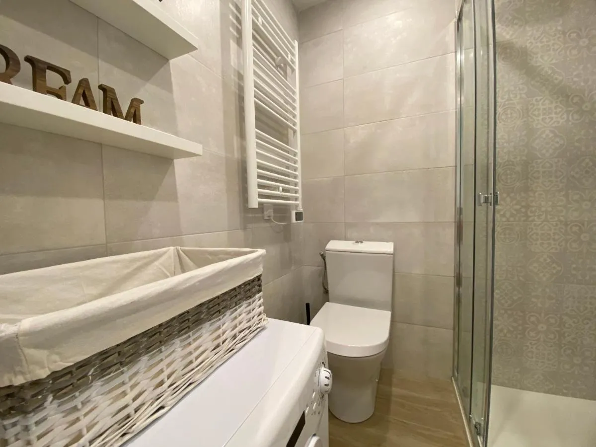 Image 2 of C001-Beau studio neuf situé au centre