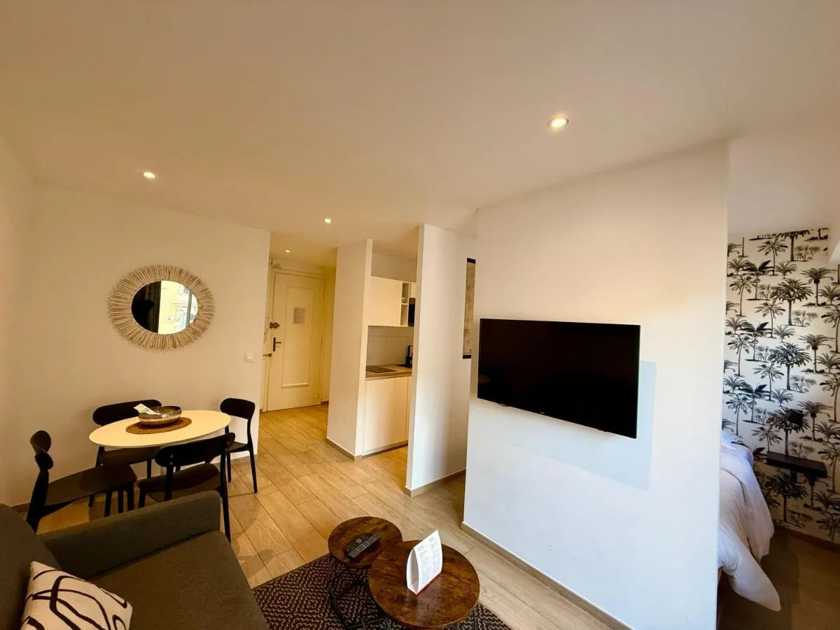 Image 4 of C001-Beau studio neuf situé au centre