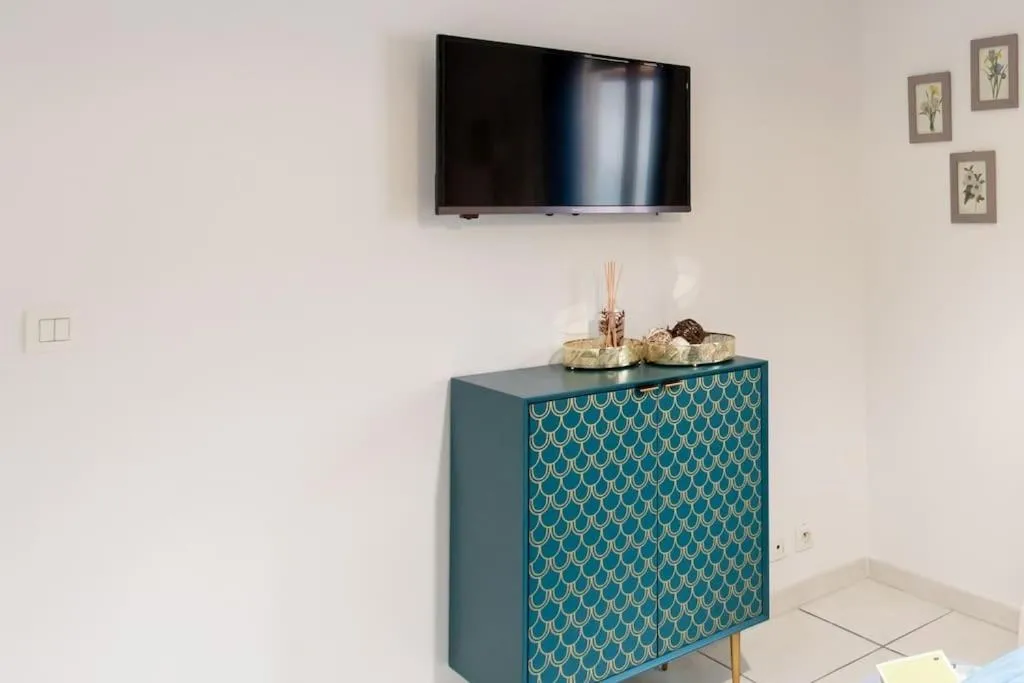 Image 4 of C16 – 2 BDR Rue Antibes 4 min Palais Festivals – AC & Terrace