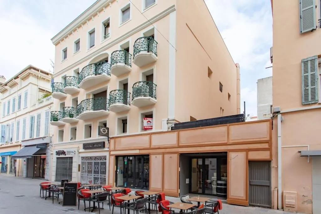Image 5 of C16 – 2 BDR Rue Antibes 4 min Palais Festivals – AC & Terrace